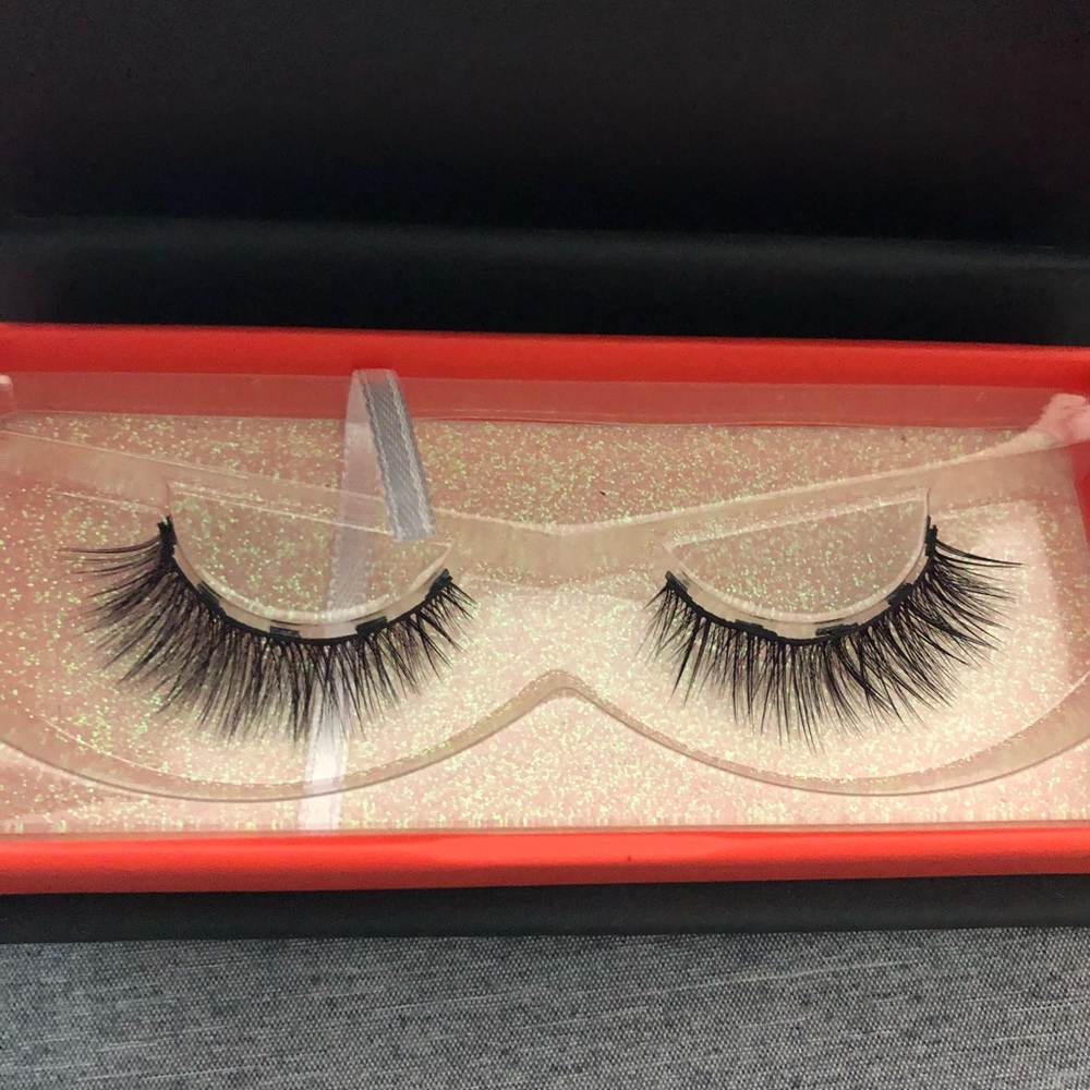 Lashes - Picture 3 of 4